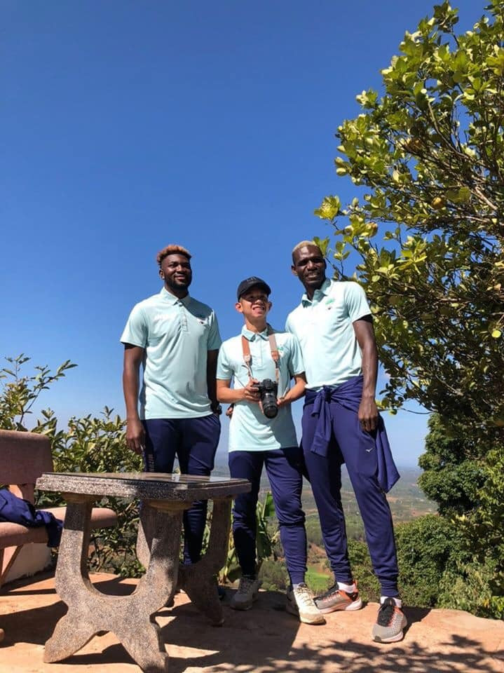 Hồng Duy nhỏ bé đứng chụp hình cùng hai đồng đội Tây. Anh chàng nổi bật nhất theo đúng nghĩa đen.