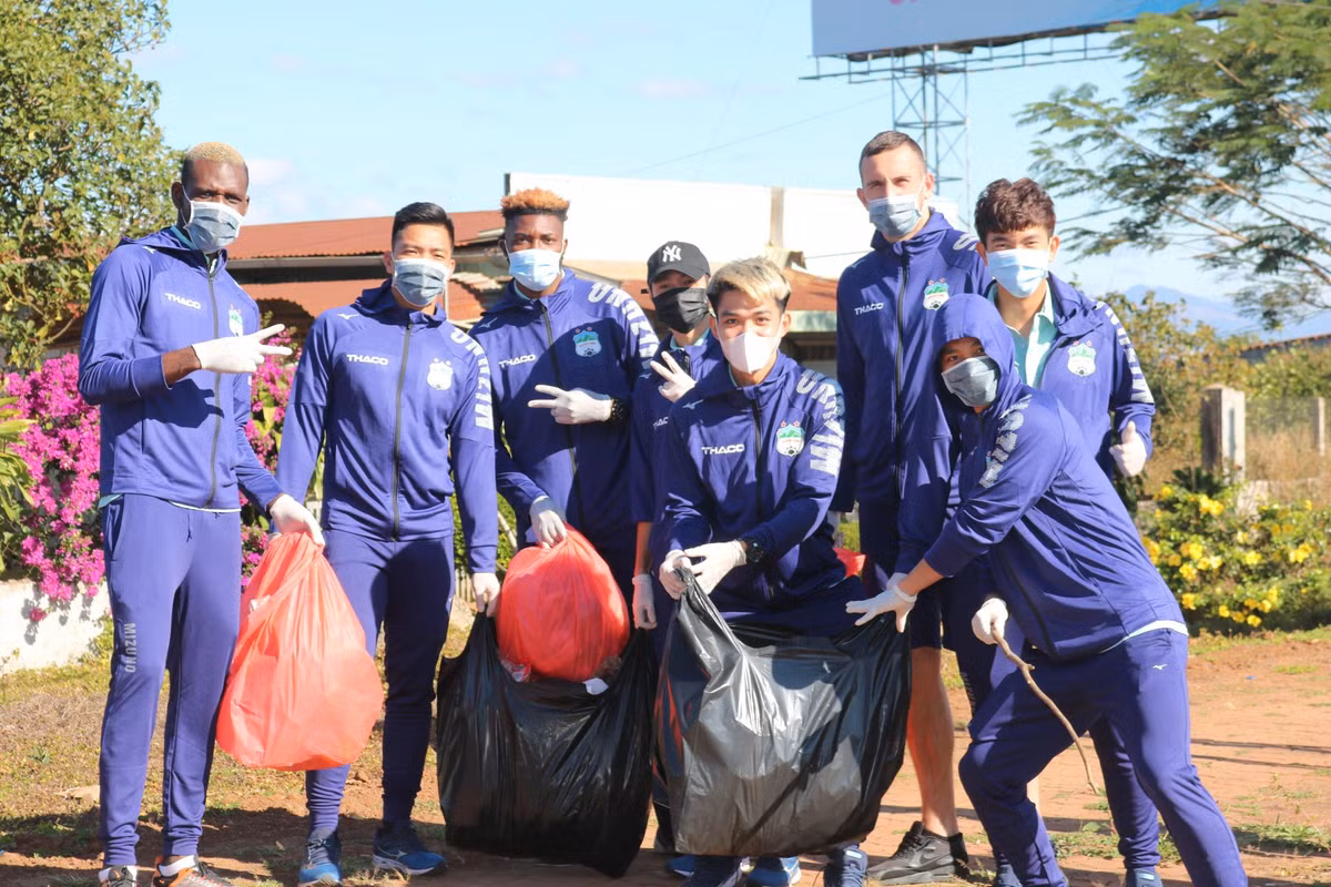 Dan cau thu HAGL di nhat rac van phai tao than thai chuan soai ca