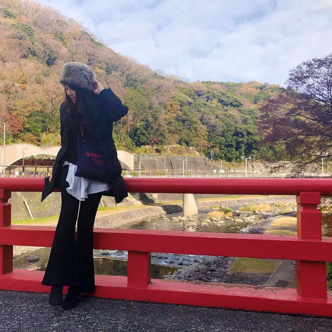 Trên trang cá nhân của Manami ngập tràn những hình ảnh các chuyến du lịch khắp chốn, cùng những món đồ trông có vẻ đắt tiền, xa xỉ. Khiến người xem phải trầm trồ và ao ước, ganh tỵ cuộc sống mỗi ngày của hot girl vạn người mê này.