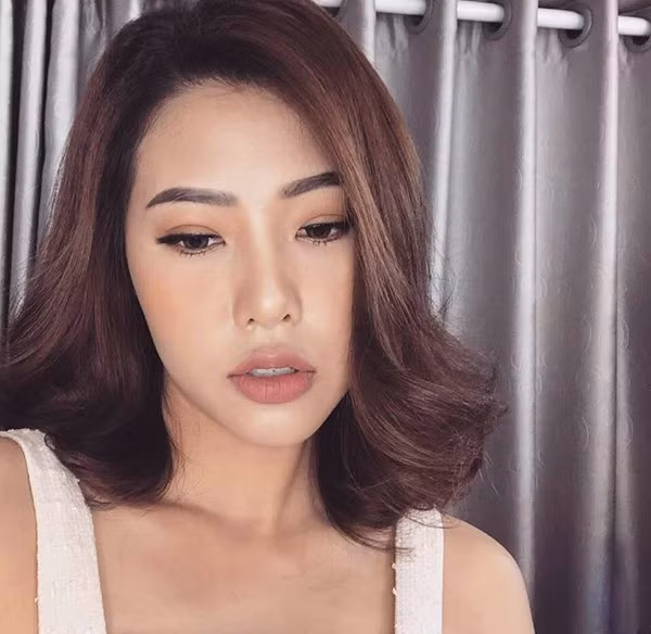 Sau 2 năm sâu đậm, Văn Lâm và Ngọc Tuyền bất ngờ "đường ai nấy đi" vào năm 2016. Không lâu sau đó, thủ thành của tuyển Việt Nam hẹn hò với Thương Võ, cô gái có giọng hát say đắm lòng người.