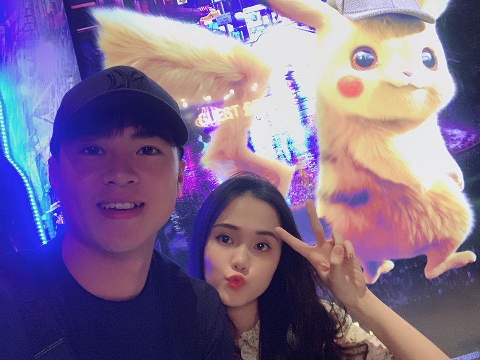 Quỳnh Anh là con gái của cựu chủ tịch CLB Sài Gòn, ông Nguyễn Giang Đông. Cô từng là sinh viên Học viện Ngoại giao, Hà Nội.