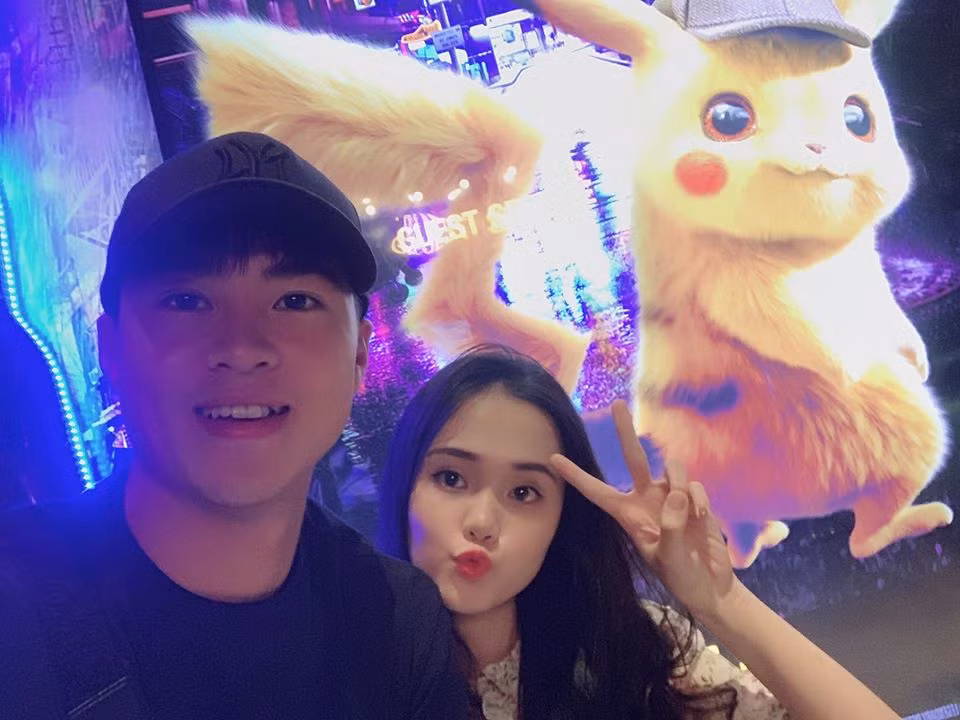 Quỳnh Anh là con gái của cựu chủ tịch CLB Sài Gòn, ông Nguyễn Giang Đông. Cô từng là sinh viên Học viện Ngoại giao, Hà Nội.