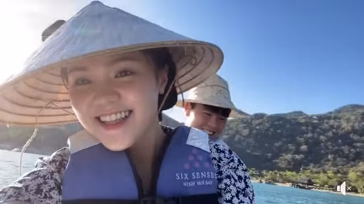 Chính Quỳnh Anh cũng thừa nhận rằng, da cô thậm chí còn đẹp hơn trước kia nhờ chăm sóc kỹ. "Bầu mà da đẹp hơn là tốt rồi không được lười, phải chăm da, đúng cách sẽ khác ngay" - vợ Duy Mạnh viết.