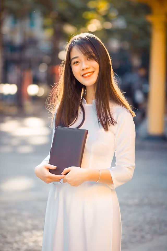 Hot girl Ngoại thương chia sẻ cô muốn thử sức với thật nhiều điều mới mẻ, sống hết mình với đam mê để sau này không phải nuối tiếc.