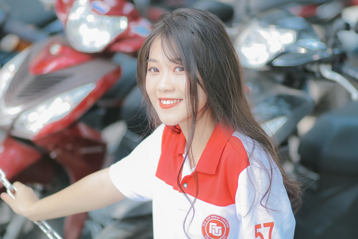 Không chỉ sở hữu vẻ ngoài xinh đẹp đúng kiểu nữ sinh trong sáng, Linh An đúng chuẩn "con nhà người ta" khi có thành tích học tập khủng. Cô bạn 12 năm liền là học sinh giỏi tại trường THPT chuyên Nguyễn Huệ.