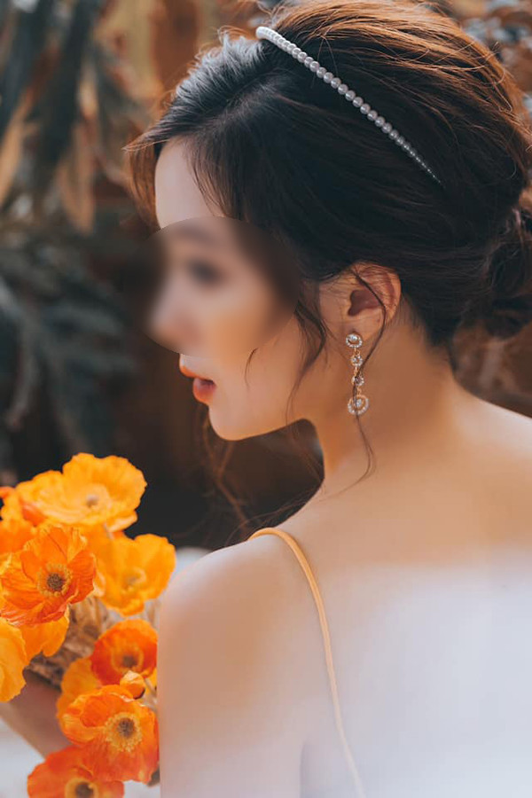 "Mình là cô giáo chân chất ngày ngày tìm niềm vui học tiếng Anh và giảng dạy, mình có bạn trai hiện đang ở Pháp và chúng mình rất đoan chính và hạnh phúc. Mình chưa từng làm gì có lỗi trong chuyện tình cảm vì tình yêu đối với mình là một thứ tuyệt đẹp. Gần 2 năm vừa qua mình đi học Thạc sĩ ở Anh và chỉ về Việt Nam vào gần cuối tháng 2 vừa rồi, những chuyện xảy ra trên mạng hoàn toàn không liên quan đến mình và mong mọi người đừng hiểu nhầm. Xin những người không liên quan đừng làm phiền Facebook của mình và những người mình yêu quý!".