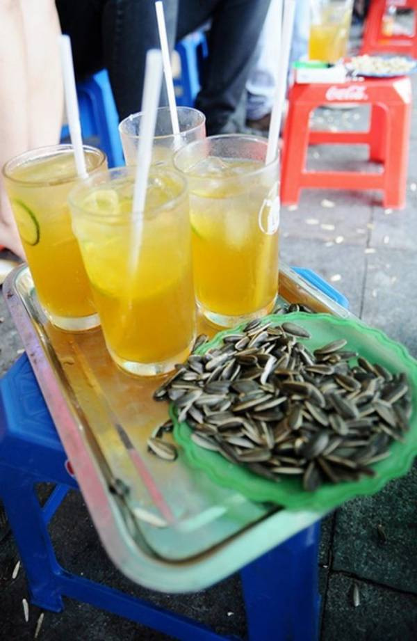 Tại các thành phố lớn, quán trà chanh mọc lên như nấm sau mưa nhưng cứ tối đến, quán nào cũng đông nghịt người. Đây cũng là mô hình kinh doanh siêu lợi nhuận mới, mỗi tháng có thể lãi 100 triệu đồng hoặc hơn.