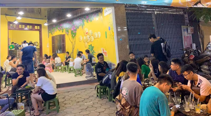 Những quán trà chanh dù bị tố là dùng sản phẩm hóa chất những vẫn đông nghịt khách.