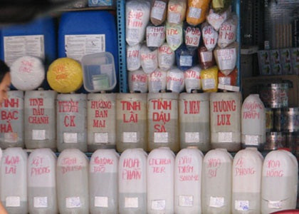 "Ghê quá, cái cốc trà chanh trà tắc gì mà không có 1 tý tép chanh nào là biết toàn hoá học chứ chả có gì bổ béo rồi", "Quán trà chanh nào cũng đông người uống, bỏ ra 10.000 đồng mà được ngồi chém gió cả tối còn gì. Trung thành với trà đá vỉa hè thôi" - Nhiều dân mạng bình luận.