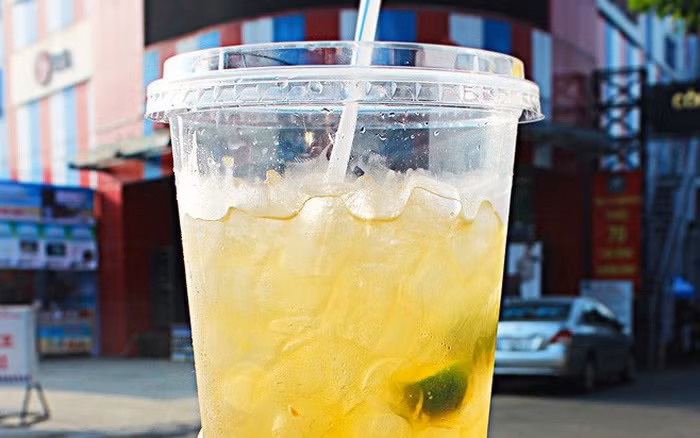 Một cốc trà chanh có thể dễ dàng tạo ra từ nước lã và hoá chất. Để có được vị ngọt và mùi thơm giống trà chanh thật, người ta sử dụng đường hoá học, bột trà, chất axit citric tạo vị chua và hương liệu để tạo mùi.