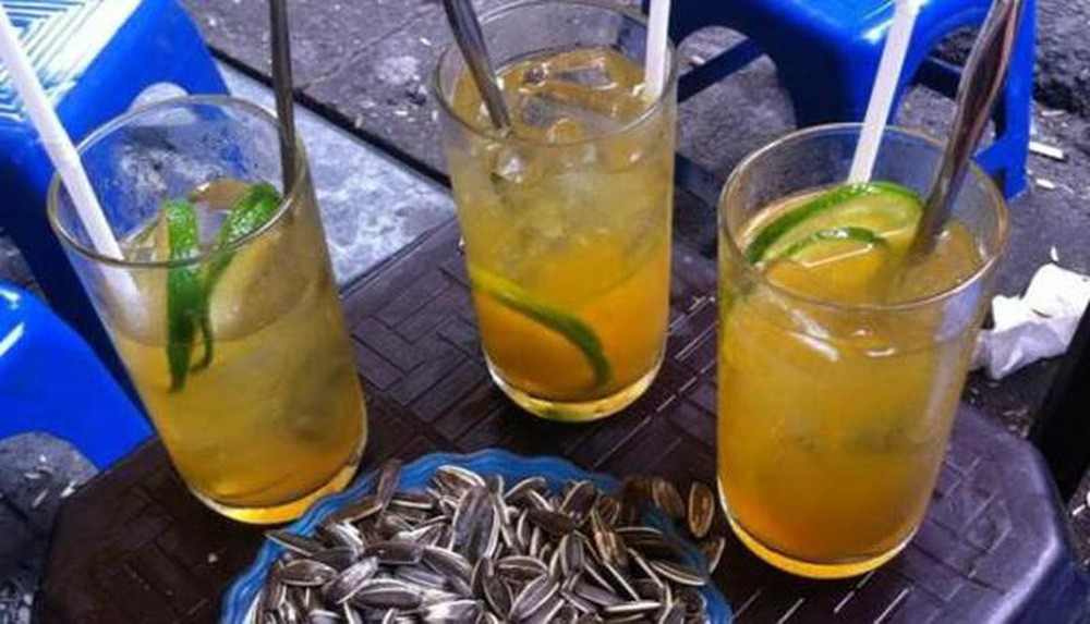 Sau cơn sốt trà sữa thì trà chanh là đồ uống tiếp theo được giới trẻ "gọi tên". Với giá thành rẻ, chỉ từ 10.000-15.000 đồng/cốc lại giải khát tốt, thức uống này được nhiều người ưa chuộng và lan rộng trở thành mô hình kinh doanh ăn khách. Tuy nhiên, không phải ai cũng biết nguyên liệu để làm ra thức uống này kinh khủng đến thế nào.