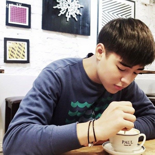 Không chỉ điển trai, hot boy của trường ĐH Kinh tế Quốc dân còn ghi điểm tuyệt đối bởi tấm lòng nhân ái. Anh từng tham gia dạy tiếng Anh tình nguyện cho các em học sinh tiểu học ở trường tiểu học Vân Từ, huyện Phú Xuyên, cách Hà Nội khoảng 40km vào mỗi chủ nhật hàng tuần.