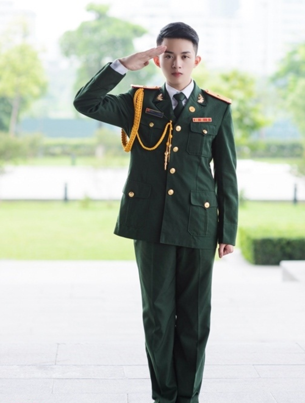 "Hot boy quân phục" Hoàng Văn Trần Bảo, quê ở thành phố Vinh, Nghệ An cũng là một trong dàn nam thần sinh năm 1996 đình đám trên mạng xã hội. Anh chàng sở hữu nước da trắng, mắt to, sống mũi cao mà đôi môi luôn đỏ hồng.