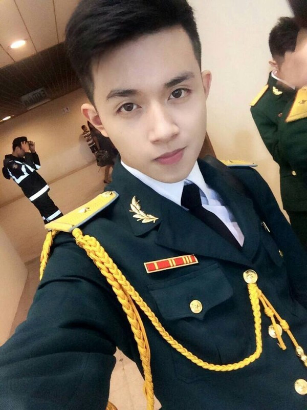 Hoàng Bảo từng theo học hệ Trung cấp Thanh nhạc, Đại học Văn hóa Nghệ thuật Quân đội Hà Nội. Có cơ hội đi diễn từ sớm, những bức hình mặc quân phục của anh chàng đươc săn lùng trên mạng xã hội.