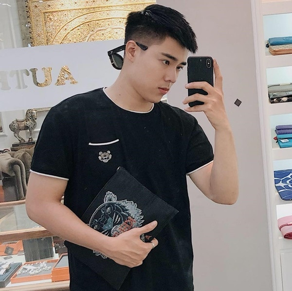 Minh Hoàng từng là sinh viên trường ĐH Kinh tế Quốc dân, song song với việc học, anh cũng thử sức với việc kinh doanh online cùng một số người bạn.