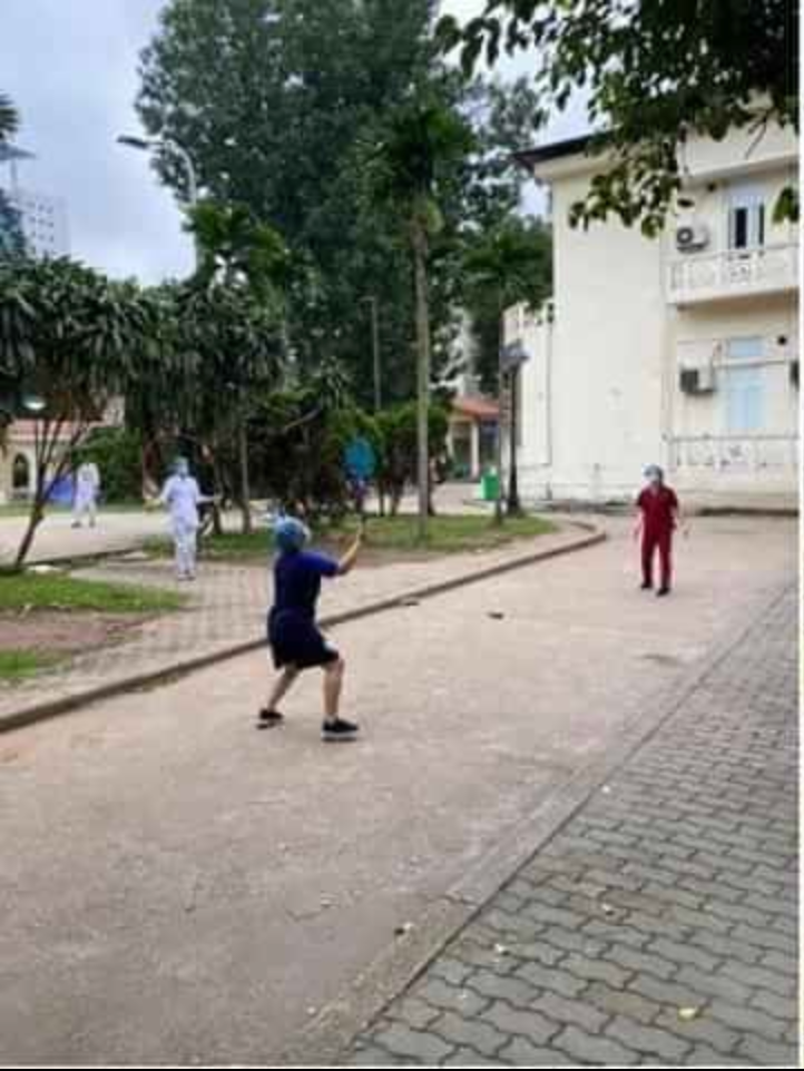 Mặc nguyên trang phục y tá, đầu vẫn đội mũ phẫu thuật, tất cả cùng xuống sân chơi. "Vừa là bác sĩ chữa bệnh cho người khác, lại vừa làm bệnh nhân luôn. Thôi cũng tốt, để các y, bác sĩ có thời gian nghỉ ngơi, bệnh viện bớt quá tải trong thời gian hiếm hoi" - Dân mạng bình luận.
