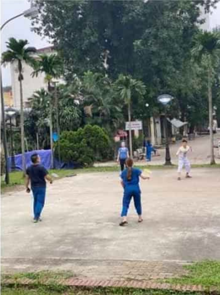 Sau những ca làm việc căng thẳng, các nhân viên y tế đang phải cách ly tại Bệnh viện Bạch Mai vẫn cùng nhau sinh hoạt, luyện tập thể thao để nâng cao sức khoẻ. Mới đây, những hình ảnh các bác sĩ chơi cầu lông dưới sân viện được một số diễn đàn đăng tải đã thu hút được sự quan tâm của cộng đồng mạng.