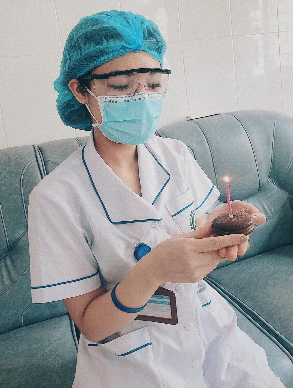 Nữ điều dưỡng được tổ chức sinh nhật theo cách vô cùng đặc biệt trong thời gian bị cách ly.