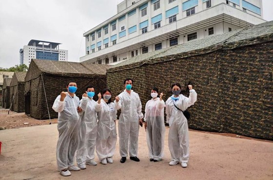 Mặc dù bị cách ly nhưng cuộc sống sinh hoạt, làm việc thường nhật của các y, bác sĩ Bệnh viện Bạch Mai không có nhiều sự thay đổi. Vừa phải chống dịch, các bác sĩ vẫn phải tiếp nhận nhiều trường hợp bệnh nhân nặng, nguy kịch từ các bệnh viện tuyến dưới chuyển lên. Trong viện cũng đã dựng các lều dã chiến để chữa trị cho bệnh nhân.