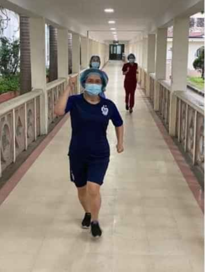 Cùng nhau chạy tập thể dục rèn luyện sức khoẻ, đánh bại COVID-19. Hiện tại, do đang bị cách ly nên số lượng bệnh nhân và người nhà bệnh nhân cũng vắng vẻ, khác xa với Bệnh viện Bạch Mai những ngày bình thường.