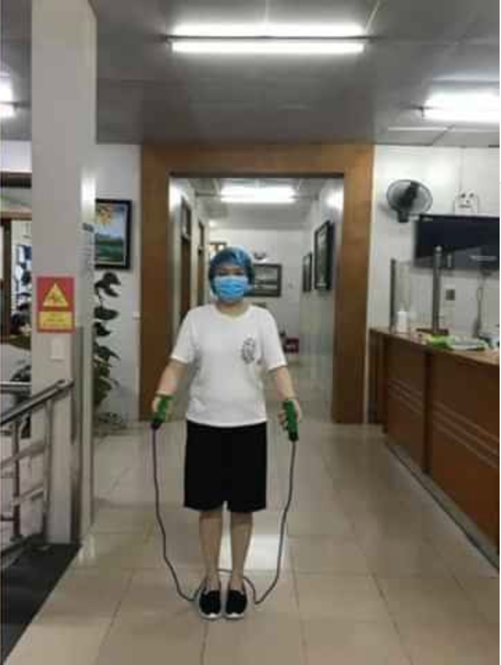 Thậm chí, sảnh của bệnh viện, nơi luôn đông nghịt người qua lại nay vắng tanh, nhường chỗ cho các y, bác sĩ... nhảy dây.