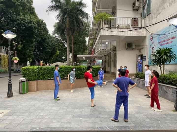 Vui chơi nhưng vẫn luôn có ý thức giữ khoảng cách 2 mét an toàn.