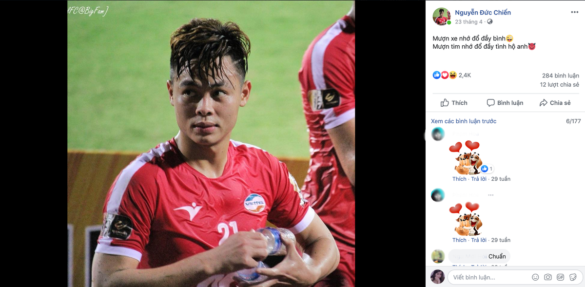 Thậm chí cầu thủ quê Hải Dương còn tự chế thơ, lời bài hát để đăng tải trên trang cá nhân. Tần suất "thả thính" của anh cũng liên tục.