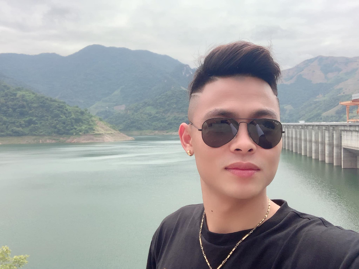 Ngay khi vừa lên tuyển, gương mặt mới này đã gây được sự chú ý từ phía người hâm mộ bởi "niềm hy vọng ở hàng phòng ngự của tuyển U22 Việt Nam" sở hữu thân hình 6 múi, cao 1m84 và gương mặt nam tính.