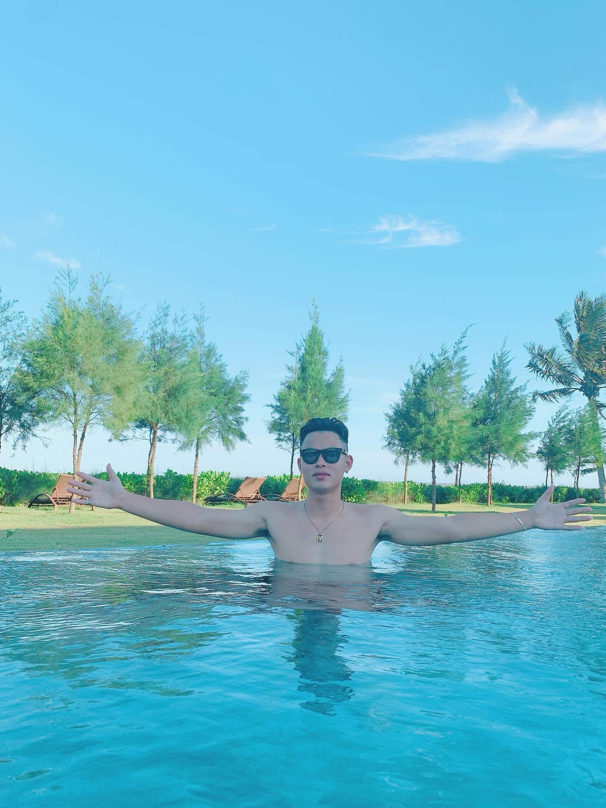 Chẳng cần thả thính, chính ngoại hình và phong độ trên sân cỏ của Đức Chiến đã là "mồi câu lớn nhất rồi. Bởi vậy mà chàng cầu thủ từng khắc khoải đăng tải trên Facebook rằng "Viết gì để mọi người không nghĩ mình thả thính bây giờ?".