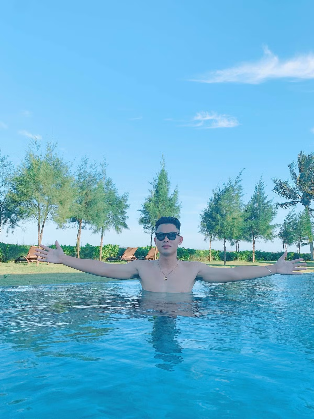 Chẳng cần thả thính, chính ngoại hình và phong độ trên sân cỏ của Đức Chiến đã là "mồi câu lớn nhất rồi. Bởi vậy mà chàng cầu thủ từng khắc khoải đăng tải trên Facebook rằng "Viết gì để mọi người không nghĩ mình thả thính bây giờ?".