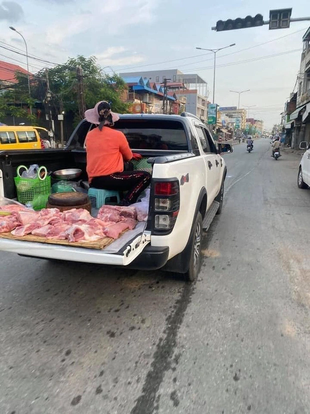 Nhiều netizen đã bình luận "Đại gia ngầm là đây chứ đâu", "đúng là bán hàng vì đam mê".