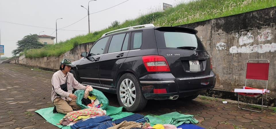 Lái hẳn Mercedes GLC 300 đi bán quần áo secondhand.