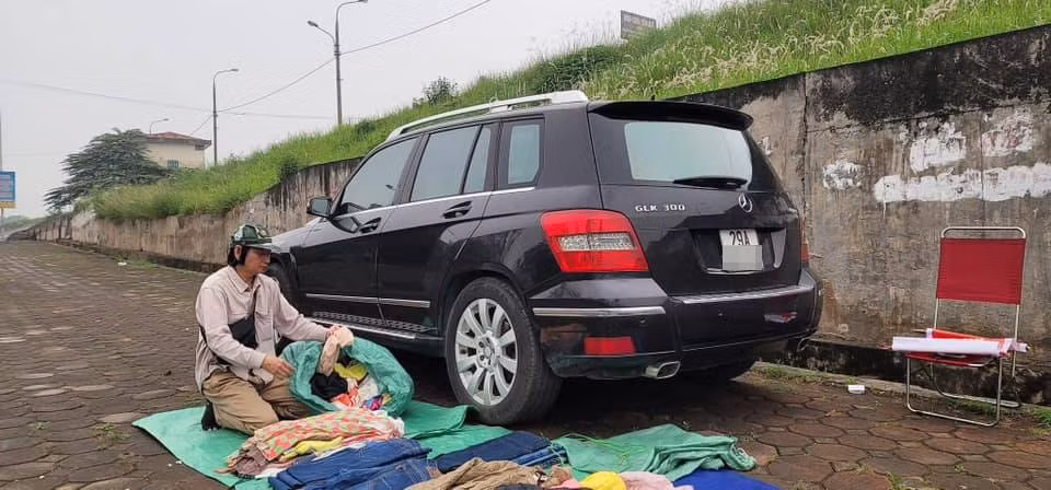 Lái hẳn Mercedes GLC 300 đi bán quần áo secondhand.
