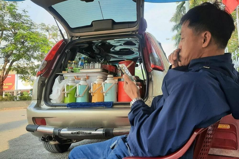 Hàng quán vỉa hè luôn là một nét văn hóa đặc sắc không thể thiếu được ở Việt Nam. Thế nhưng như ông chú này lái cả con ô tô đi bán trà đá mỗi cốc khoảng 3 nghìn đồng thì không khỏi khiến nhiều người bất ngờ.