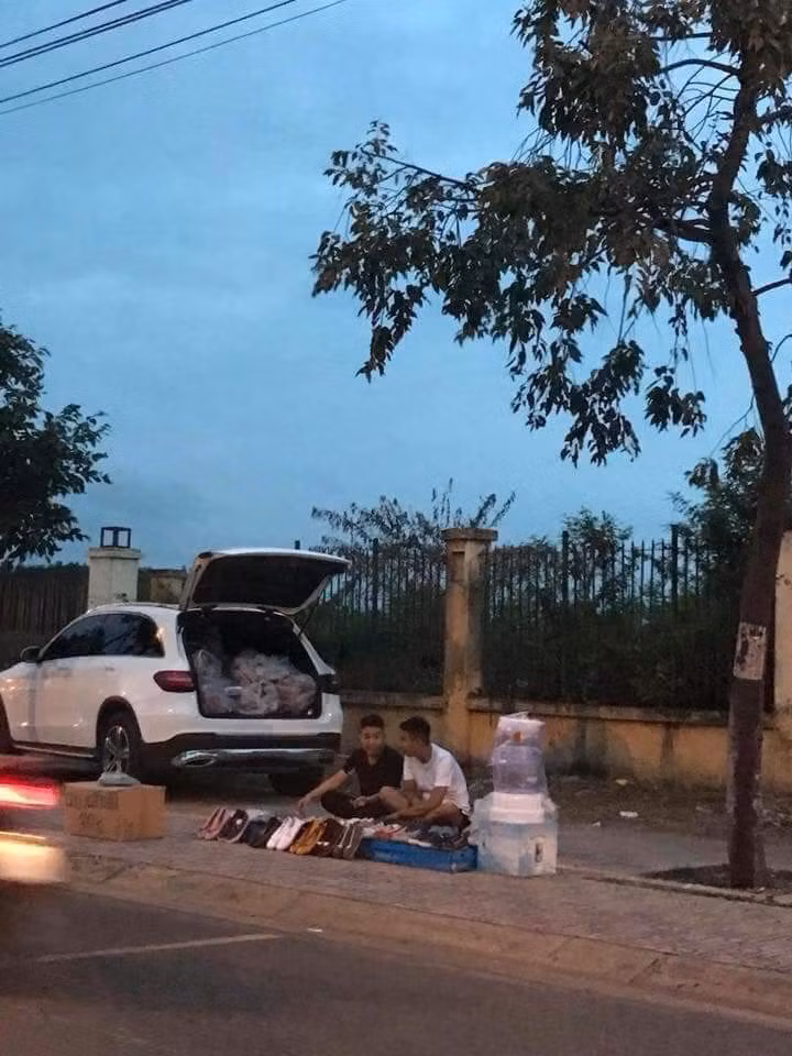 Mercedes GLC giá hơn 2 tỷ đồng thì cũng chỉ để chở giày đi bán vỉa hè thôi...