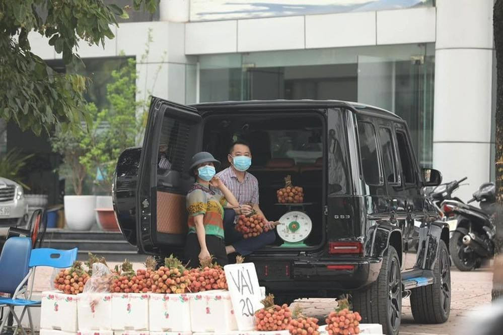 Thay vì bán trên những sạp hàng hay tủ gỗ để bày bán thì vợ chồng này lại sắm hẳn một chiếc ô tô đời mới để làm công cụ vận chuyển và bán luôn trên xe, đồng thời bày biện ra ngoài thêm để thu hút sự chú ý.