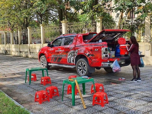 Một quán trà đá "di động"...