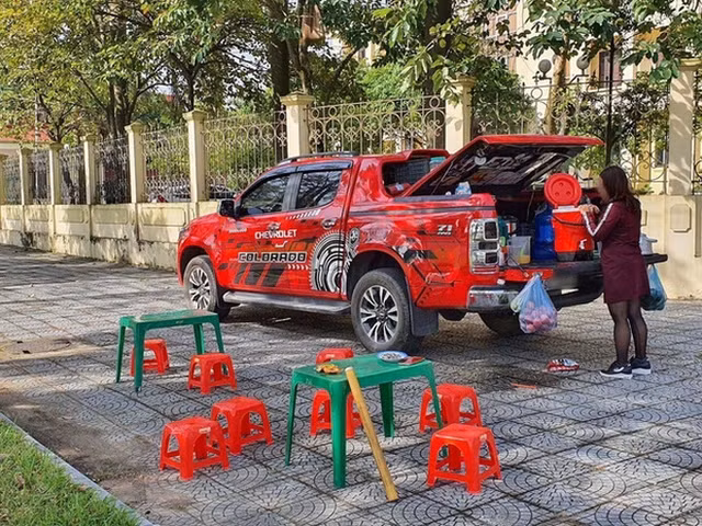 Một quán trà đá "di động"...