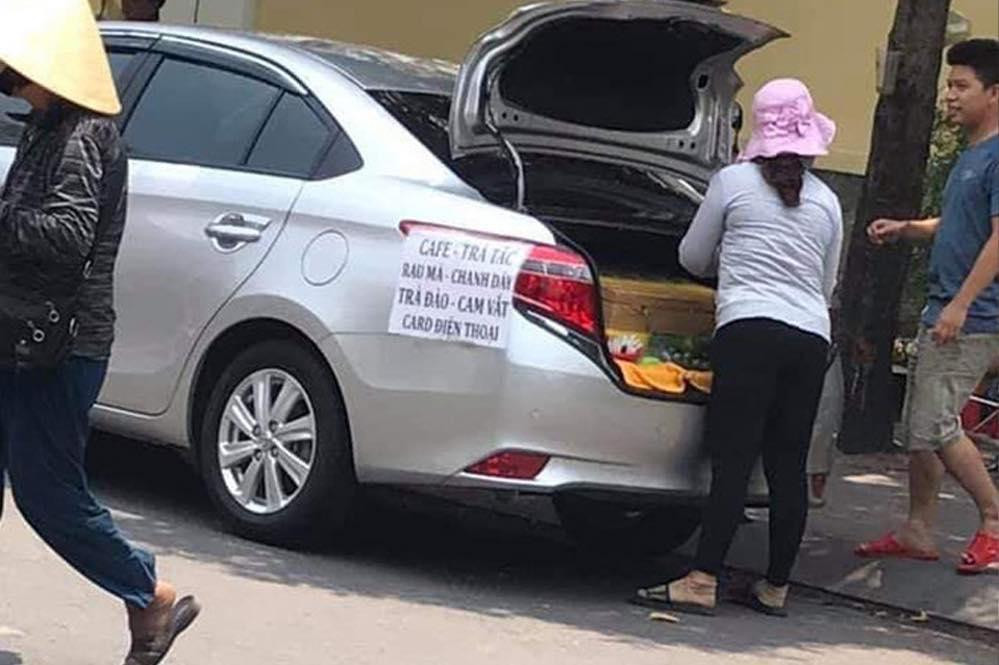Người phụ nữ này còn dán cả tấm biển menu của quán nước vỉa hè lên thân xe.