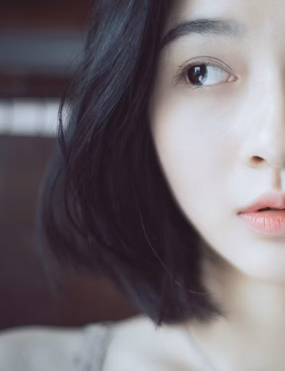 Khắc phục khuyết điểm mặt lệch nhưng cách selfie này thực sự có hiệu quả khi bạn muốn khoe rõ từng đường nét trên khuôn mặt.