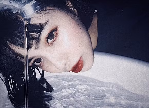 Chụp ảnh bên bồn rửa mặt xuất hiện vào giữa năm 2019 và "làm mưa làm gió" tại Trung Quốc cũng như Việt Nam. Đạo cụ của cách chụp ảnh này vô cùng đơn giản, chỉ cần bạn trang điểm "sương sương" rồi để mặt sát với bồn rửa mặt đã bơm nước là xong.