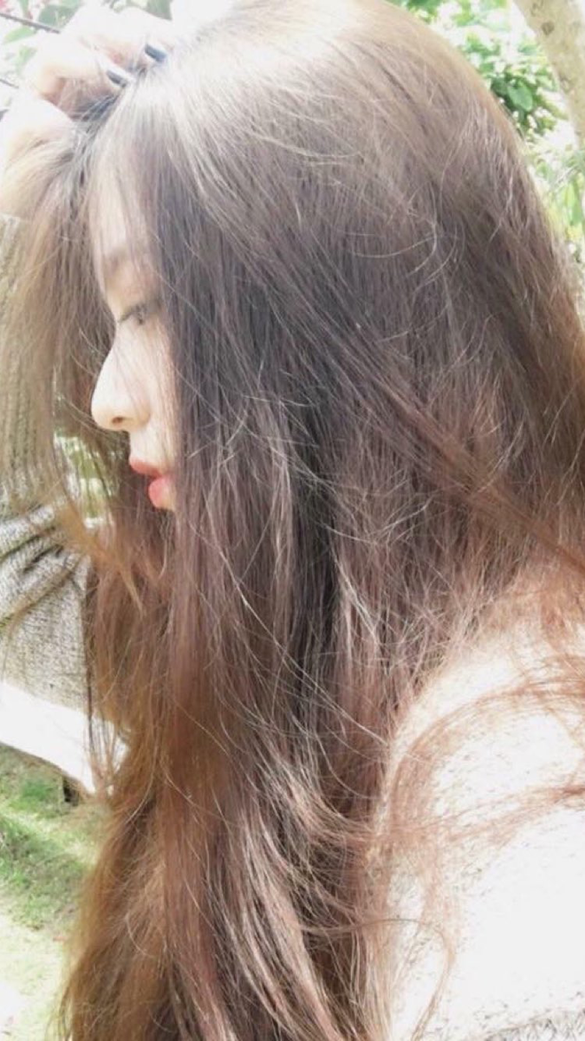 Selfia với mái tóc loà xoà không còn là cách chụp quá lạ. Mái tóc loà xoà giúp giấu được những nét không đẹp trên khuôn mặt và khiến bức ảnh trông cực kỳ tự nhiên như mái tóc đang bay trước gió.