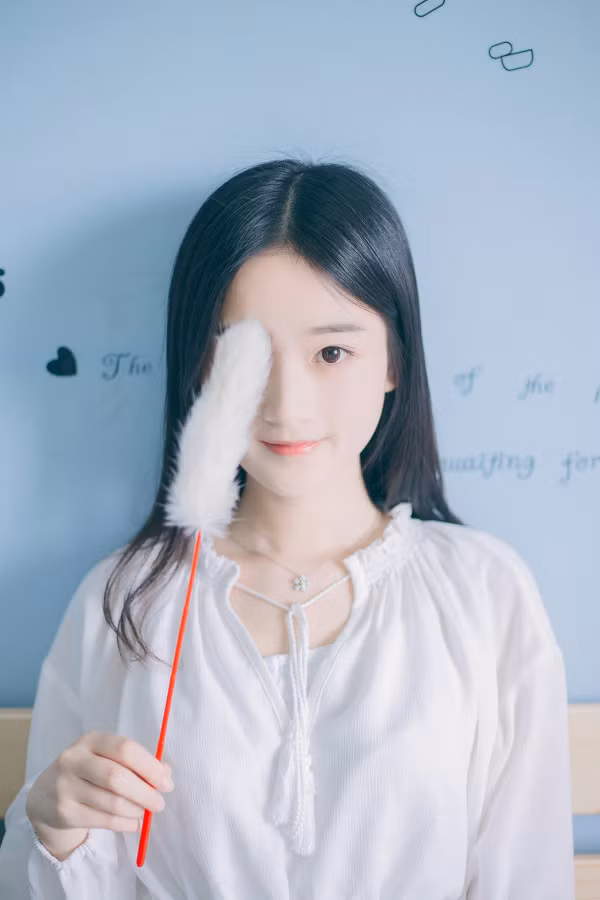 Nếu thật sự không hài lòng với khuôn mặt tổng thể hoặc gương mặt bị lệch thì nên lựa chọn cách chụp hình nửa mặt, kết quả nhận được sẽ vô cùng bất ngờ. Sự thật là chưa ai chụp nửa mặt mà không đẹp cả.