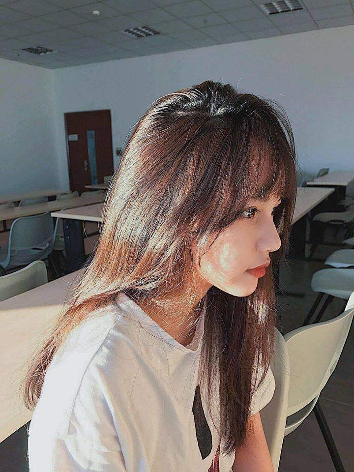 Cũng giống như chụp hình nửa mặt thì chụp nghiêng cũng giúp che bớt 1 nửa khuôn mặt để khoe ra góc đẹp, không phải ngẫu nhiên mà cách chụp hình này được ưa chuộng bởi nó tạo ra những góc nghiêng cực kỳ thần thánh.