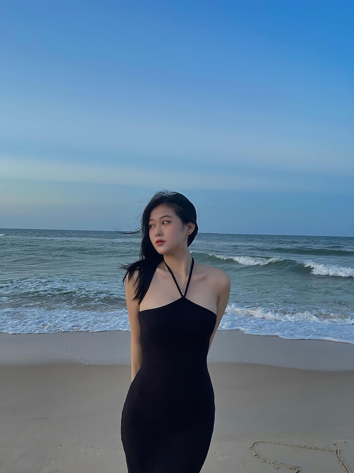 Hiện tại, cô nàng vẫn đang độc thân và tận hưởng cuộc sống.