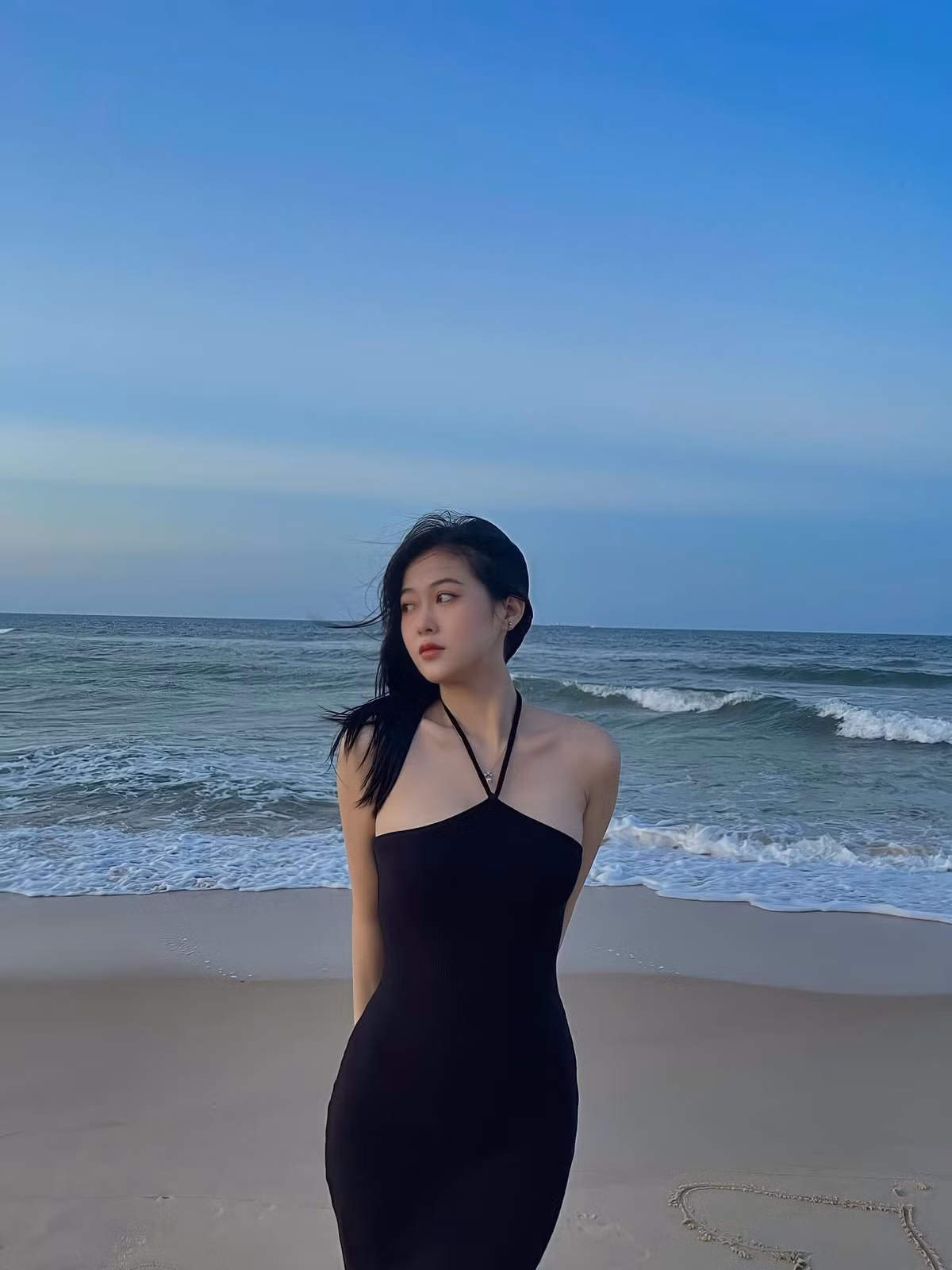 Hiện tại, cô nàng vẫn đang độc thân và tận hưởng cuộc sống.