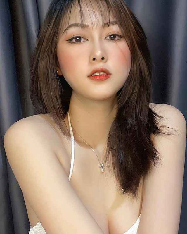 Nguyễn Trà My (sinh năm 1998) tốt nghiệp ngành Quản trị Kinh doanh, ĐH Kinh tế Huế.