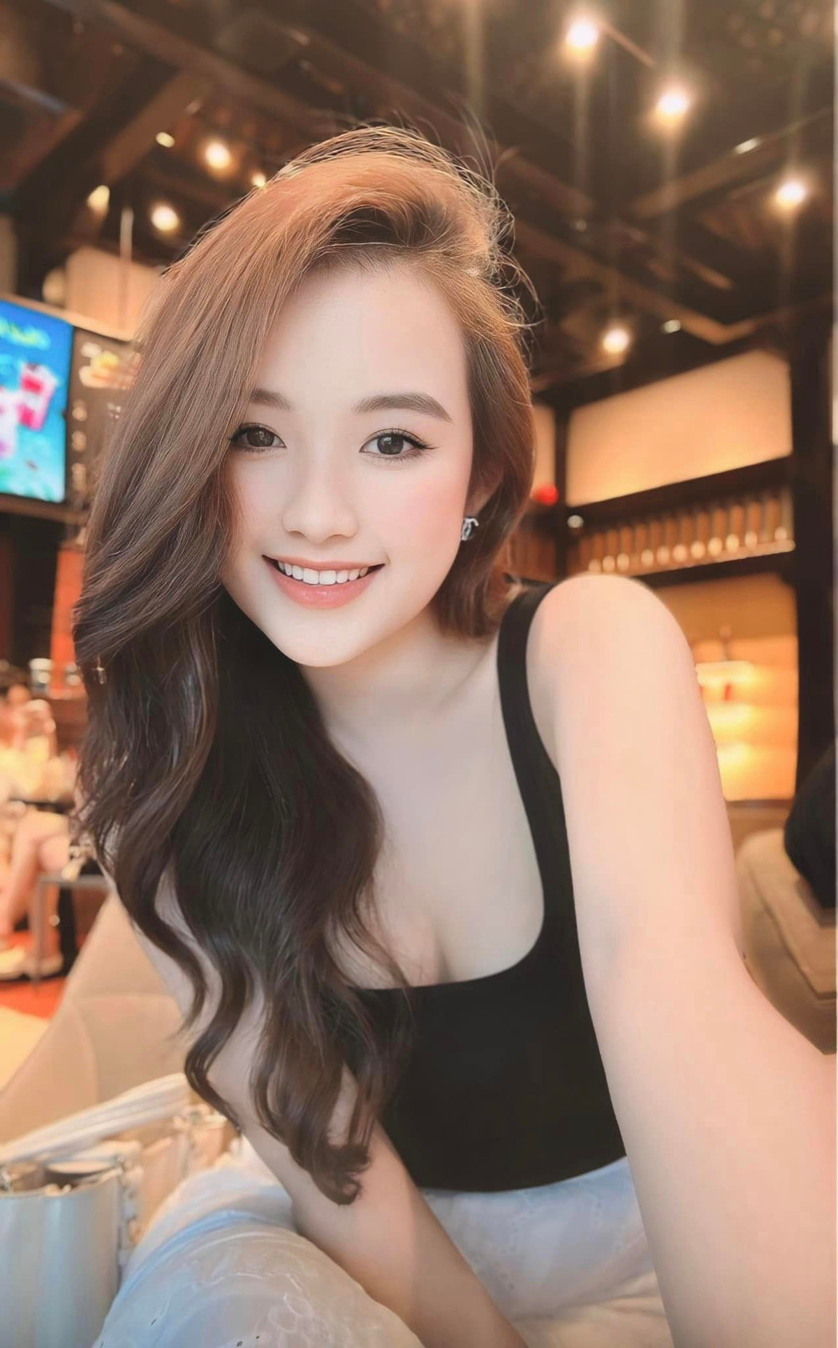 Cô có phong cách giản dị, làn da trắng làm nên "thương hiệu riêng" của mình trong nhiều phong cách trang phục khác nhau.