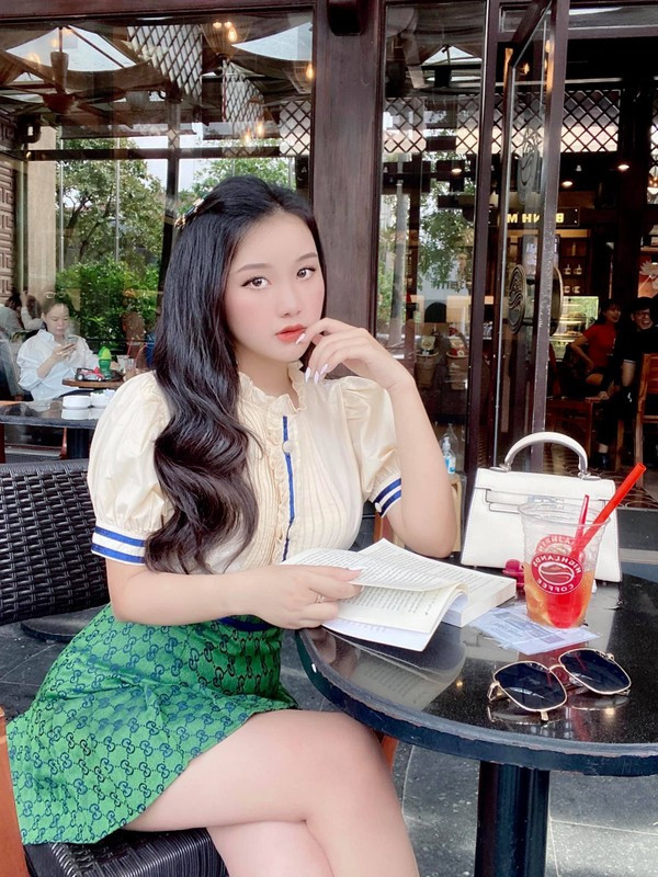 Nét đẹp nhẹ nhàng, nữ tính của cô nàng khiến nhiều người yêu mến.