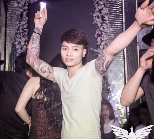 Trước Huấn Hoa Hồng, Khá Bảnh cũng là giang hồ mạng bị bắt giữ vì sử dụng ma túy, tổ chức đánh bạc với số tiền lên đến cả trăm triệu đồng.